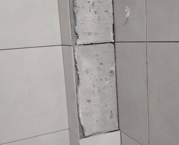 宣威瓷砖空鼓维修公司分享下瓷砖施工前基层浇水润湿程度不足，可能导致以下问题