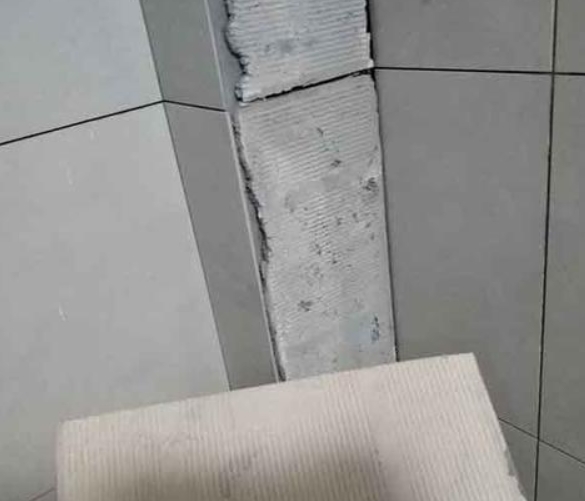 宣威瓷砖空鼓维修公司分享下厨房瓷砖脱落的补救措施。